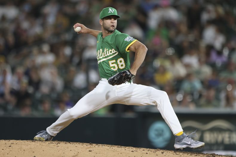 El pitcher de los Atléticos Luis Morales debuta en el encuentro ante los Diamondbacks de Arizona el viernes primero de agosto del 2025. (AP Foto/Scott Marshall)