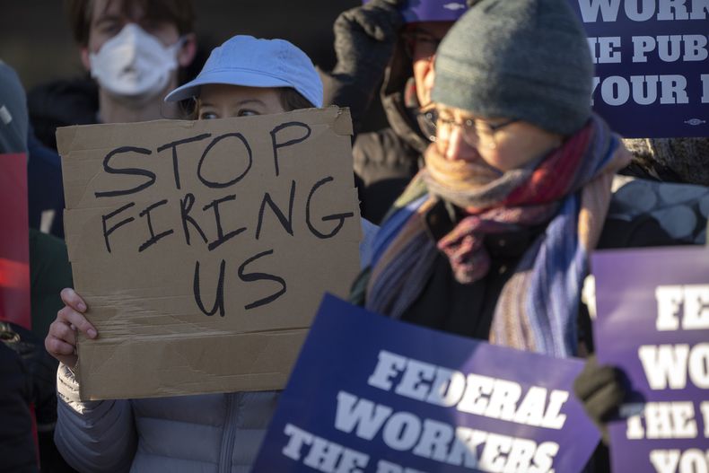 ARCHIVO - Manifestantes realizan una protesta en apoyo a empleados federales en el exterior del Departamento de Salud y Servicios Humanos, el 14 de febrero de 2025, en Washington. (AP Foto/Mark Schiefelbein, archivo)