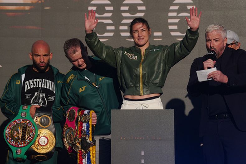 La boxeadora Katie Taylor asiste a la ceremonia de pesaje en el Trinity College de Dublín, el viernes 4 de septiembre de 2026. (Brian Lawless/PA vía AP)