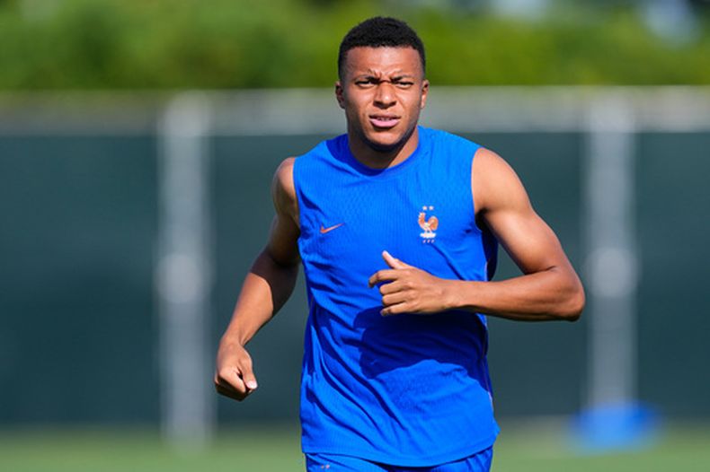 El artillero francés Kylian Mbappé durante un entrenamiento del Mundial previo al partido de octavos de final contra Paraguay,. el viernes 3 de julio de 2026, en Filadelfia. (AP Foto/Petr David Josek)