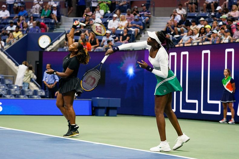 ARCHIVO - Serena Williams (izquierda) y Venus Williams previo al partido de dobles de primera ronda contra Lucie Hradecka y Linda Noskova en el US Open, el 1 de septiembre de 2022, en Nueva York. (AP Foto/Charles Krupa)