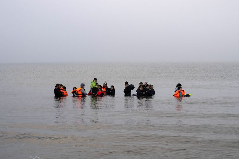 ARCHIVO - Un grupo de migrantes kurdos de Irán e Irak que fracasaron en su intento de llegar al Reino Unido en barco y fueron descubiertos en la playa de Ambleteuse, en el norte de Francia, el 19 de mayo de 2024. (AP Foto/Bernat Armangue, Archivo)