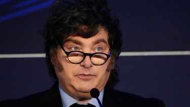 El presidente de Argentina, Javier Milei, pronuncia un discurso en la sede de la Organización para la Cooperación y el Desarrollo Económicos (OCDE), antes de la Semana de Argentina, un evento destinado a promover la inversión y las oportunidades de negocio, en París, el jueves 1 de octubre de 2026. (Foto AP/Teresa Suárez)