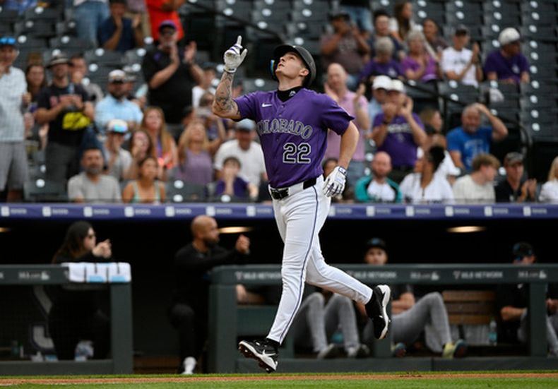 Mickey Moniak, de los Rockies de Colorado, señala al cielo mientras recorre las bases con un cuadrangular en la primera entrada del juego de béisbol de Grandes Ligas contra los Marlins de Miami, el miércoles 1 de julio de 2026, en Denver. (AP Foto/Geneva Heffernan)