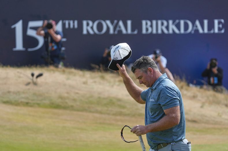 Ryan Fox, de Nueva Zelanda, agaradece el reconocimiento del público en el green del hoyo 18 después de completar la tercera ronda del Abierto Británico de Golf en el campo del club de golf Royal Birkdale, el sábado 18 de julio de 2026, en Southport, Inglaterra. (AP Foto/Jon Super)