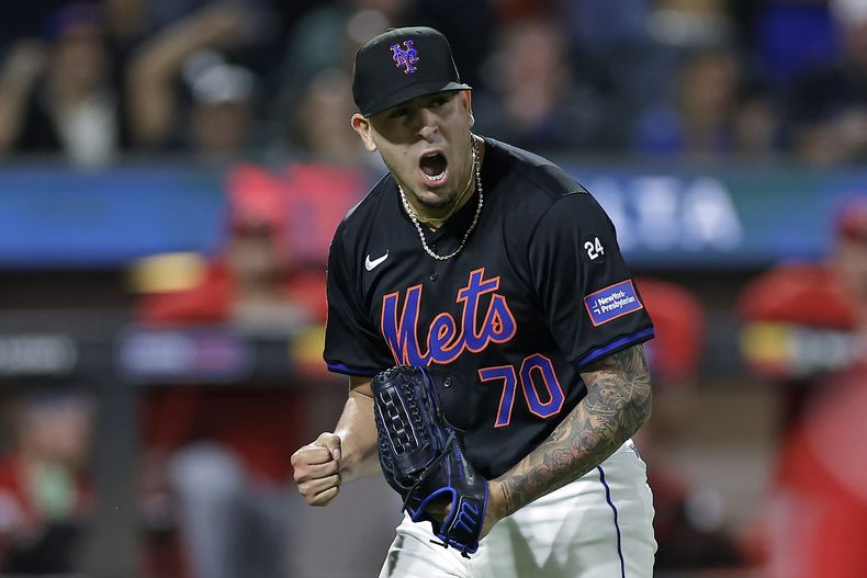 El venezolano José Butto, de los Mets de Nueva York, festeja en el décimo inning del juego ante los Rojos de Cincinnati, el viernes 6 de septiembre de 2024 (AP Foto/Adam Hunger)