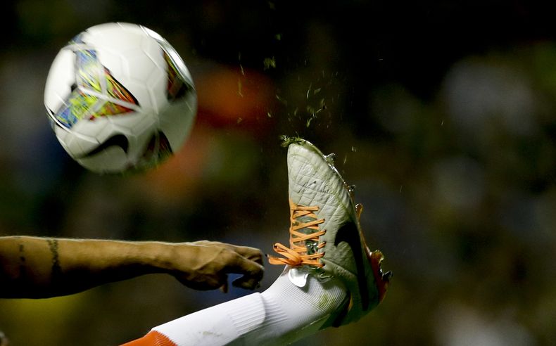 Jonatan Maidana, de River Plate, patea el bal&oacute;n durante la ida de las semifinales de la Copa Sudamericana frente a Boca Juniors en Buenos Aires, el jueves 20 de noviembre de 2014 (AP Foto/Natacha Pisarenko)