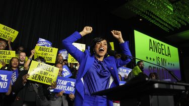 La candidata demócrata al Senado por Maryland, Angela Alsobrooks, anima durante un acto en la noche electoral, el 5 de noviembre de 2024, en College Park, Maryland. (AP Foto/Jess Rapfogel)
