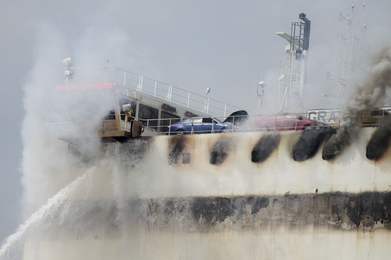Cuadrillas de emergencia combaten un incendio en el buque de carga Grande Costa dAvorio de bandera italiana en el Puerto de Newark, el viernes 7 de julio de 2023, en Newark, Nueva Jersey. (AP Foto/John Minchillo)
