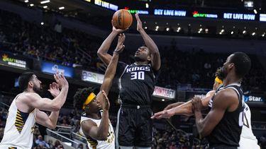 Jones encesta en último segundo; Kings vencen a Pacers