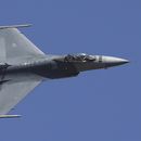 Un avión de combate F-16 de Estados Unidos realiza maniobras acrobáticas durante la última jornada de Aero India 2019, en la base aérea de Yelahanka, el 24 de febrero de 2019 en Bangalore, India. (AP Foto/Aijaz Rahi, Archivo)