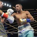 Teófimo López (derecha) lanza un golpe contra el escocés Josh Taylor en su contienda por el cetro de los welter junior, el sábado 10 de junio de 2023, en Nueva York (AP Foto/Frank Franklin II)