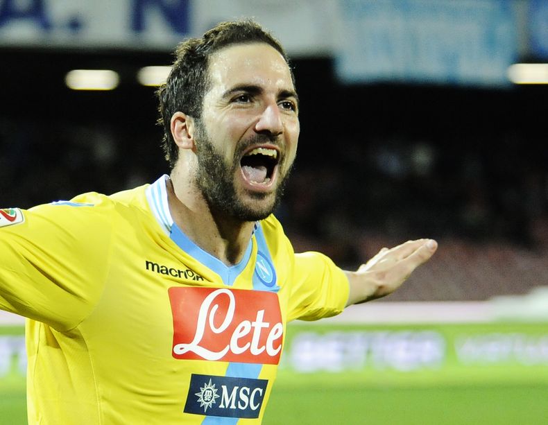 El jugador del Napoli, Gonzalo Higua&iacute;n, festeja un gol contra el Milan por la Serie A el s&aacute;bado, 8 de febrero de 2014, en N&aacute;poles. (AP Photo/Salvatore Laporta)