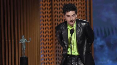 Timothee Chalamet recibe el premio a mejor actor por A Complete Unknown en la 31ª edición anual de los Premios SAG el domingo 23 de febrero de 2025 en el Shrine Auditorium de Los Ángeles. (Foto AP/Chris Pizzello)