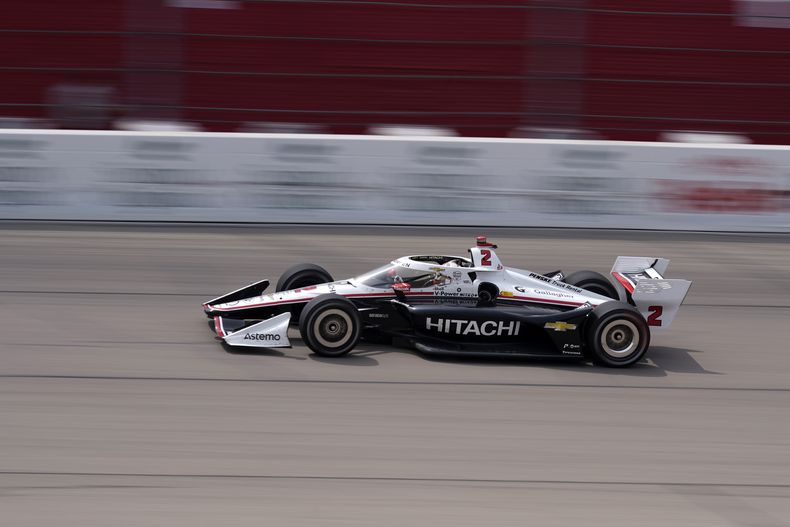 Josef Newgarden maneja durante la carrera de la Serie IndyCar Series, el domingo 23 de julio de 2023, en Iowa Speedway, en Newton, Iowa. (AP Foto/Charlie Neibergall)