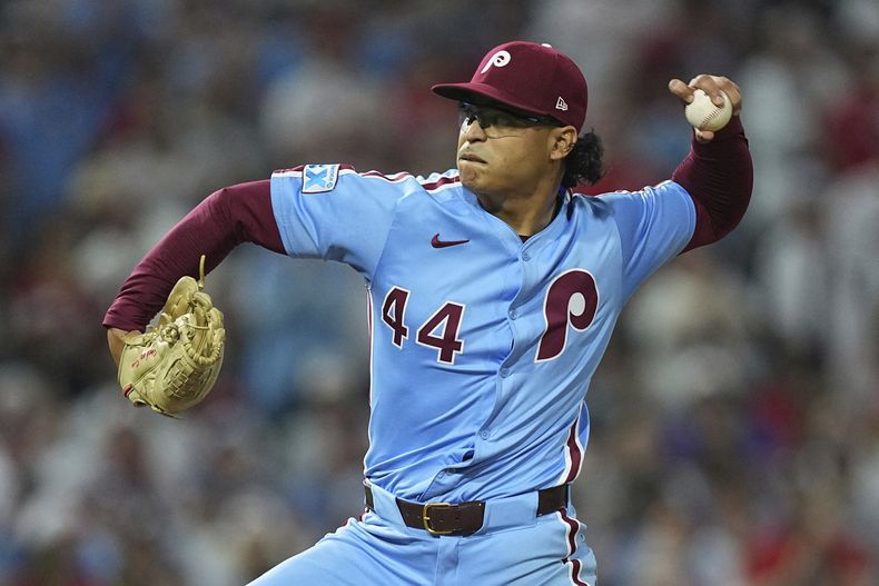 El venezolano Jesús Luzardo, de los Filis de Filadelfia, lanza en el duelo del jueves 11 de septiembre de 2025 ante los Mets de Nueva York (AP Foto/Matt Rourke)