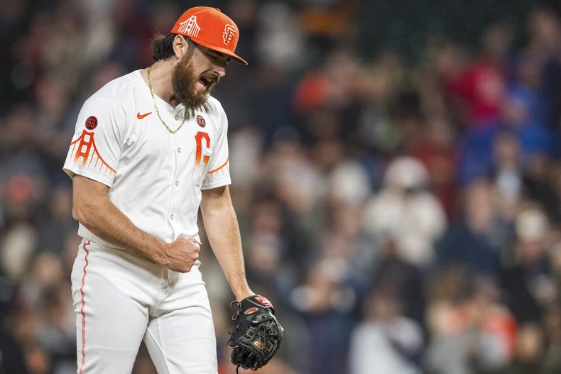 El lanzador de los Gigantes de San Francisco, Ryan Walker, celebra ganar un juego contra los Medias Blancas de Chicago en San Francisco, el martes 20 de agosto de 2024. (AP Foto/Nic Coury)