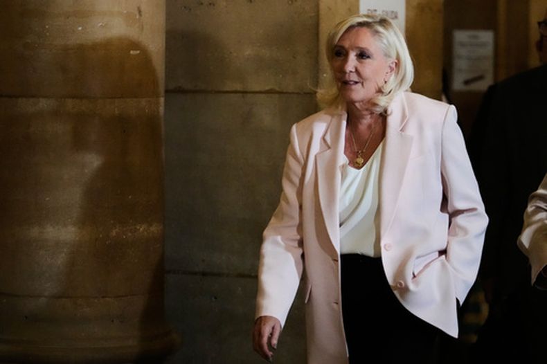 La líder ultraderechista Marine Le Pen llega al tribunal para escuchar el veredicto en su juicio de apelación, en París, Francia, el martes 7 de julio de 2026. (AP Foto/Michel Euler)