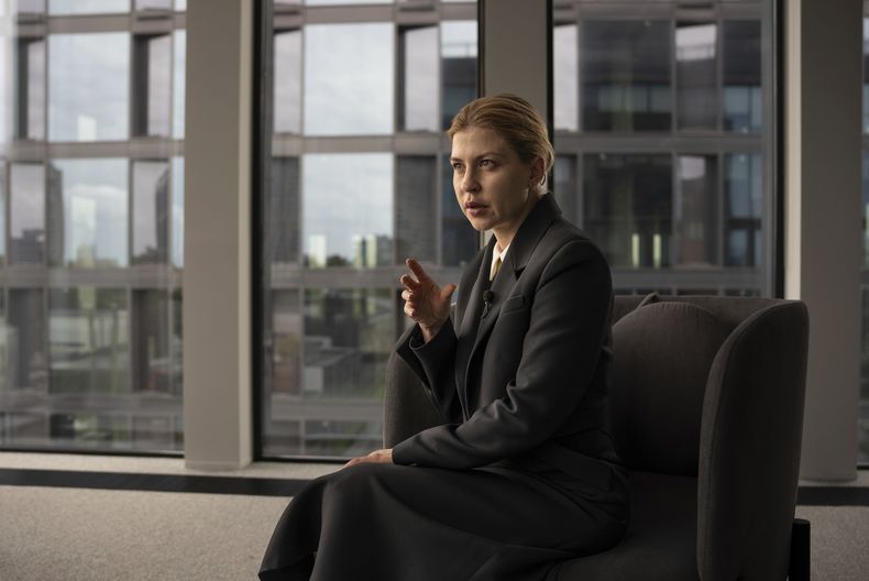 Olga Stefanishyna, viceprimera ministra de Ucrania, habla durante una entrevista con The Associated Press en Kiev, Ucrania, el domingo 23 de junio de 2024. Stefanishyna, responsable de contactos con la Unión Europea, dijo que el país golpeado por la guerra está en un rumbo irreversible de integración occidental después de que la UE aceptara iniciar oficialmente las negociaciones de ingreso esta semana. (AP Foto/Alex Babenko)