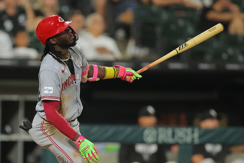 El fly de sacrificio de Elly de la Cruz, de los Rojos de Cincinnati, permitió que Matt McLain anotara durante el juego de 10 entradas contra los Medias Blancas de Chicago, el martes 11 de agosto de 2026 (AP Foto /Melissa TaRJOSmez)