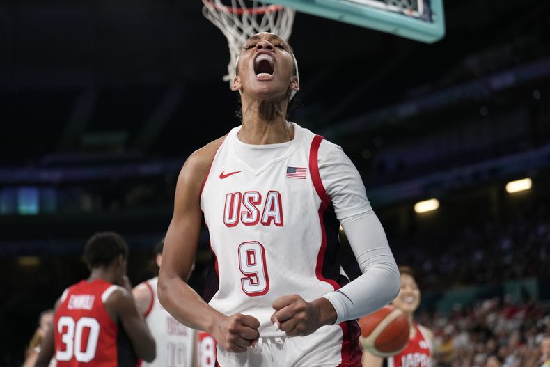Aja Wilson, de Estados Unidos, celebra después de anotar en contra de Japón en el baloncesto femenino de los Juegos Olímpicos de 2024, el lunes 24 de julio de 2024, en Villeneuve-dAscq, Francia. (AP Foto/Mark J. Terrill)