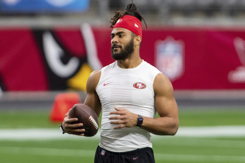 ARCHIVO - Fred Warner (54), linebacker de los 49ers de San Francisco, hace ejercicios de calentamiento previo al partido de la NFL en contra de los Cardinals de Arizona, el 26 de diciembre de 2020, en Glendale, Arizona. (AP Foto/Jennifer Stewart, Archivo)