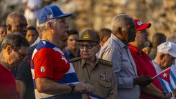 El mandatario de Cuba, Miguel Díaz-Canel, segundo a la izquierda, y el expresidente Raúl Castro, centro, participan de la celebración por el Día del Trabajador en La Habana, Cuba, el viernes 5 de mayo del 2023. El gran festejo por el 1 de mayo se pospuso para el viernes debido a factores climáticos y las carencias de combustible que afectan a la isla. (AP Foto/Ramón Espinosa)