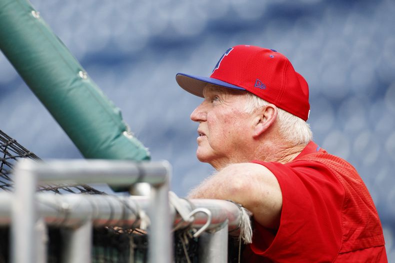 ARCHIVO - Charlie Manuel, coach de bateo de los Filis de Filadelfia, previo a un juego contra los Cachorros de Chicago, el 14 de agosto de 2019, en Filadelfia. (AP Foto/Chris Szagola)