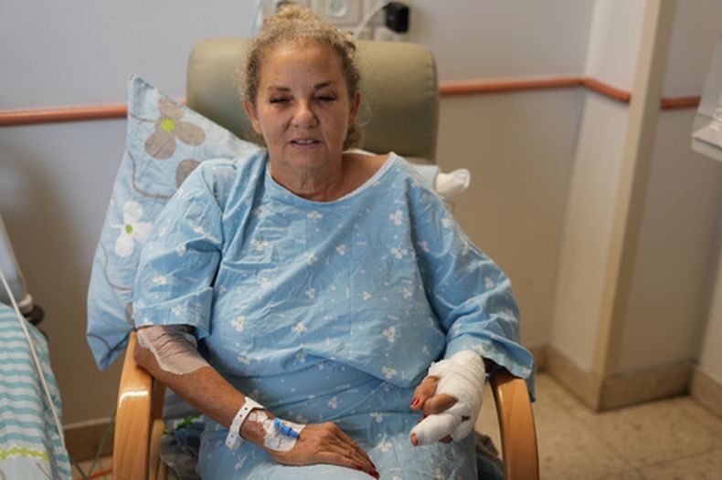 La fotoperiodista Heidi Levine, del Washington Post, recibe tratamiento en el hospital Beilinson de Petah Tikva, Israel, el domingo 18 de octubre de 2026, tras ser herida en un ataque perpetrado por colonos israelíes cuando cubría los enfrentamientos durante la cosecha de aceitunas palestina en la localidad de Abu Falah, en Cisjordania, el viernes. (Foto AP/Ariel Schalit)