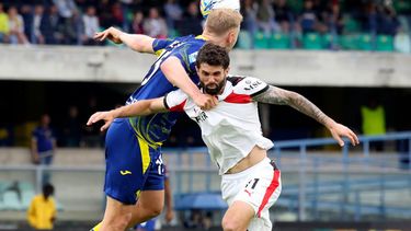 Christian Pulisic, derecha, del AC Milan, y Victor Nelsson, de Verona, disputan un balón en el aire durante un partido de fútbol de la Serie A entre Hellas Verona y AC Milan, el sábado 19 de abril de 2026, en Verona, Italia. (Paola Garbuio/LaPresse via AP)
