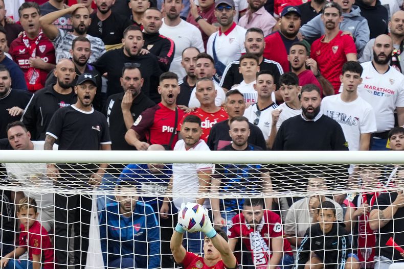 El portero del Real Madrid Kepa Arrizabalaga salva un disparo en el encuentro ante el Sevilla en el Estadio Ramón Sánchez Pizjuan en Sevilla el sábado 21 de octubre del 2023. (AP Foto/Jose Breton)