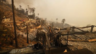 Casas dañadas por el incendio Palisades a lo largo de la playa el miércoles 8 de enero de 2025 en Malibú, California. (AP Foto/Etienne Laurent)