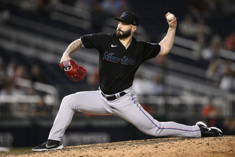 ARCHIVO - El relevista de los Marlins de Miami, Tanner Scott, lanza a un bateador de los Nacionales de Washington durante la undécima entrada de un juego de béisbol el 1 de septiembre de 2023, en Washington. Scott está pidiendo $5.7 millones en lugar de la oferta de $5.15 millones de los Marlins en arbitraje salarial. (AP Foto/Nick Wass, Archivo)