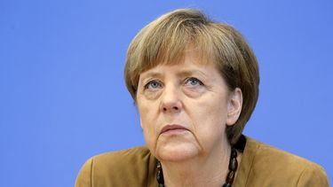 americateve | La canciller federal alemana Angela Merkel durante una conferencia de prensa en Berl&iacute;n el 18 de julio del 2014. Merkel sali&oacute; al paso de las especulaciones y dijo que completar&aacute; su per&iacute;odo de gobierno. (AP Foto/Michael Sohn)