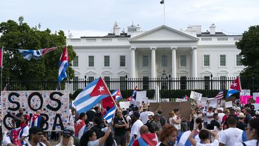 Fuente AP: Biden desea aumentar personal de embajada en Cuba