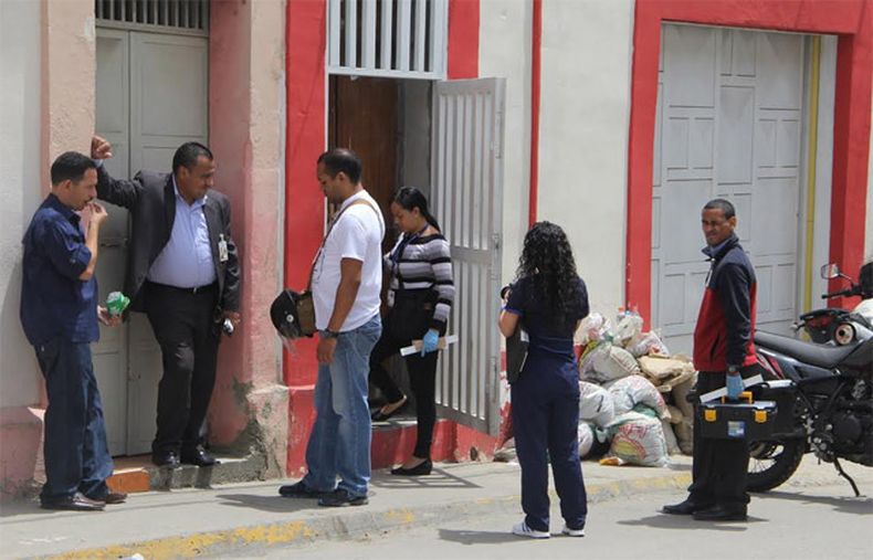 Una de las personas que presuntamente participó en el asesinato del diputado Robert Serra y de María Herrera resultó con heridas, reveló una fuente policial