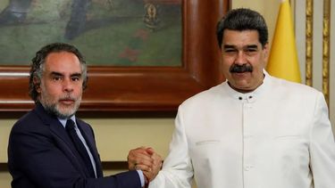 El funcionario colombiano, que llegó a Caracas el pasado domingo, sostuvo este martes una reunión con varios líderes chavistas, entre ellos, Delcy Rodríguez, quien recibió a Benedetti en su despacho y aseguró, en Twitter, que ambos países “inician una