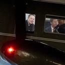 Elon Musk (izquierda) y el presidente de Estados Unidos, Donald Trump (derecha), vistos a través de la ventanilla del Marine One mientras aterriza en el South Lawn de la Casa Blanca, el 19 de febrero de 2025, en Washington. (AP Foto/Alex Brandon)