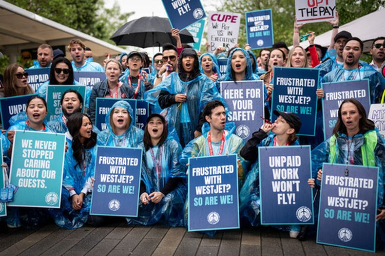 Asistentes de vuelo de WestJet en huelga en el Aeropuerto Internacional de Vancouver en Richmond, Columbia Británica (Canadá), el 2 de agosto del 2026. (Ethan Cairns/The Canadian Press via AP)