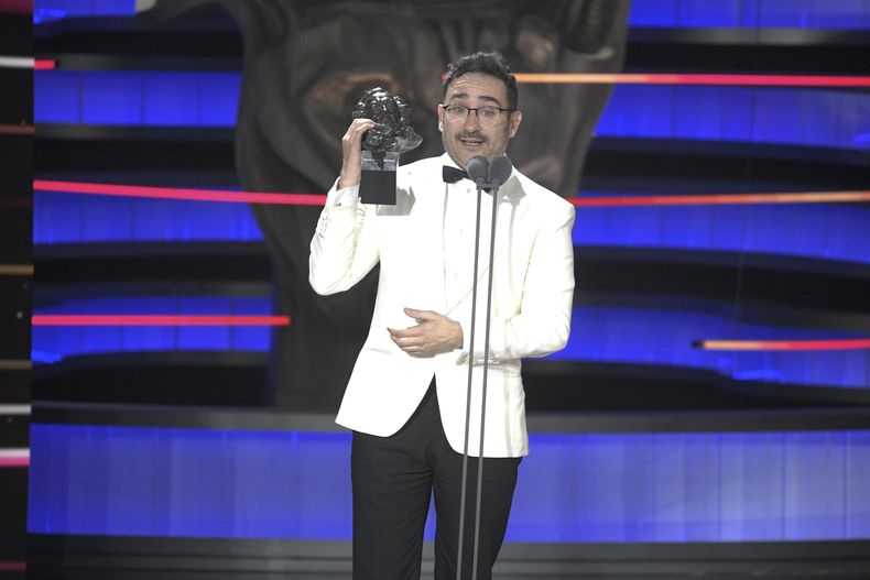 El director de cine Juan Antonio Bayona agradece el Goya a mejor música original en nombre del compositor estadounidense Michael Giacchino por La sociedad de la nieve, durante la 38va edición de los Premios Goya, en Valladolid, España, el 10 de febrero de 2024. (José Oliva/Europa Press vía AP)