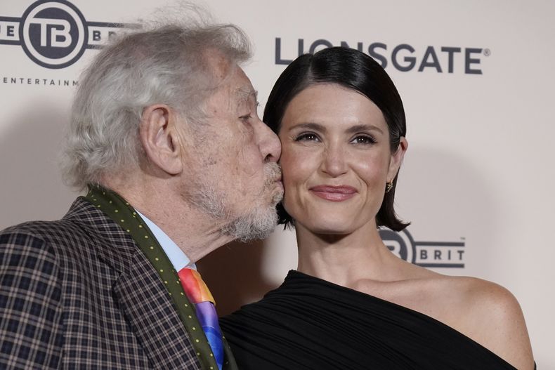 Ian McKellen besa a su compañera de reparto Gemma Arterton mientras posan a su llegada al estreno europeo de The Critic, en Londres, el lunes 2 de septiembre de 2024. (Foto AP/Alberto Pezzali)