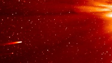 americateve | En esta imagen tomada de un video de una nave espacial de la NASA, el cometa ISON, a la izquierda, se aproxima al sol el 25 de noviembre de 2013. Los cient&iacute;ficos dijeron el jueves 28 de noviembre de 2013 que el cometa probablemente no sobrevivi&oac