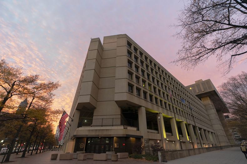 ARCHIVO - Esta fotografía del 7 de diciembre de 2024 muestra la sede del FBI, en Washington. (AP Foto/José Luis Magaña, archivo)