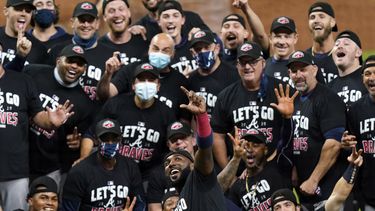 bravos barren a marlins y se colocan en serie de campeonato