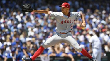 Tyler Anderson, abridor de los Angelinos de Los Ángeles lanza durante el juego ante los Cachorros de Chicago, el sábado 6 de julio de 2024 (AP Foto/Paul Beaty)