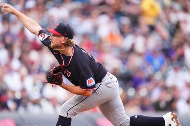 Tanner Bibee, abridor de los Guardianes de Cleveland, labora en el encuentro ante los Rockies de Colorado el sábado 22 de agosto de 2026 (AP Foto/David Zalubowski)