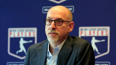 ARCHIVO - Foto del 11 de marzo del 2022, el abogado Bruce Meyer, director ejecutivo interino de la Asociación de Jugadores de las Grandes Ligas, habla en conferencia de prensa. (AP Foto/Richard Drew, Archivo)