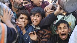 Palestinos esperan para recibir comida en Rafa, en la Franja de Gaza, el 30 de noviembre, durante la tregua temporal en la guerra entre Israel y Hamás. (AP Foto/Hatem Ali)