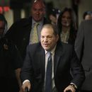 ARCHIVO - Harvey Weinstein llega a la corte de Manhattan para deliberaciones del jurado en su juicio por violación el lunes 24 de febrero de 2020, en Nueva York. El más alto tribunal de Nueva York anuló la condena por violación de Harvey Weinstein en 2020 y ordenó un nuevo juicio. (Foto AP/Seth Wenig, File)