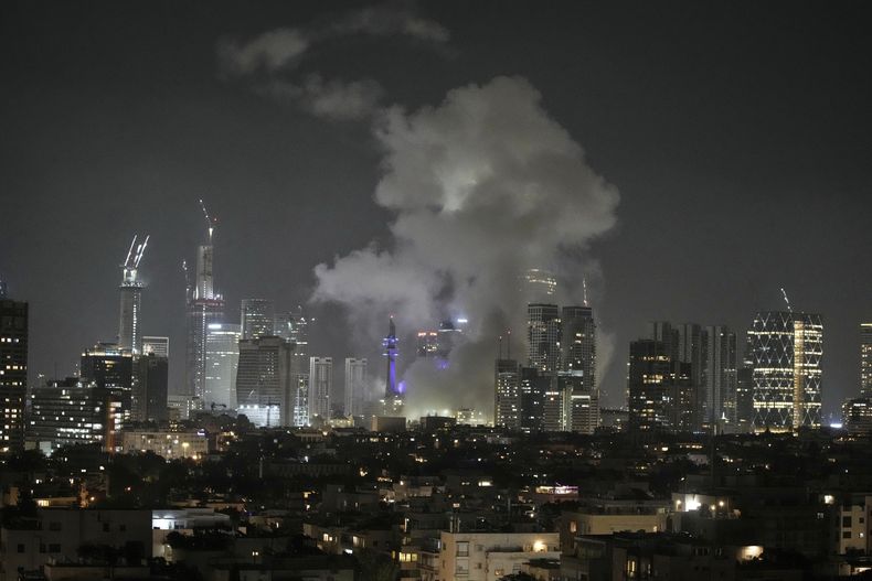 Humo tras un ataque con misiles en Tel Aviv, Israel, el viernes 13 de junio de 2025. (AP Foto/Leo Correa)